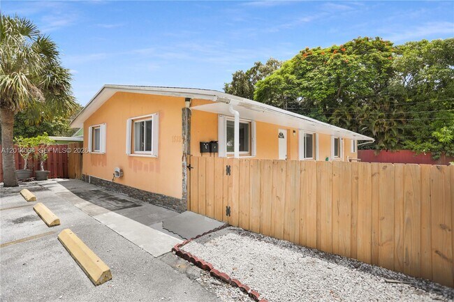Building Photo - 1522 SW 30th St