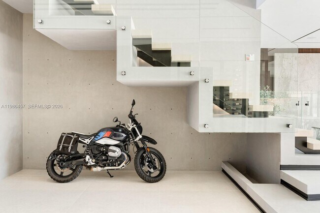 Building Photo - 493 Holiday Dr