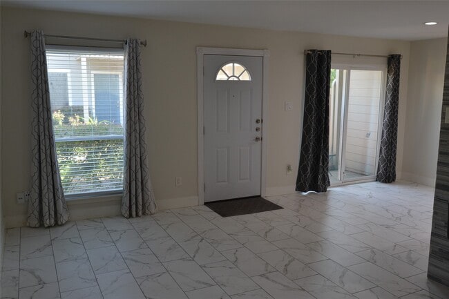 Building Photo - 2379 Briarwest Blvd
