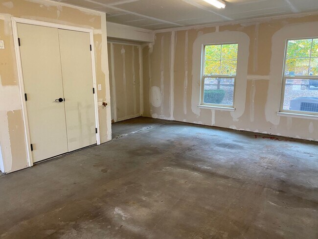 Building Photo - Large garage with attached spacious 2 bedroom townhome