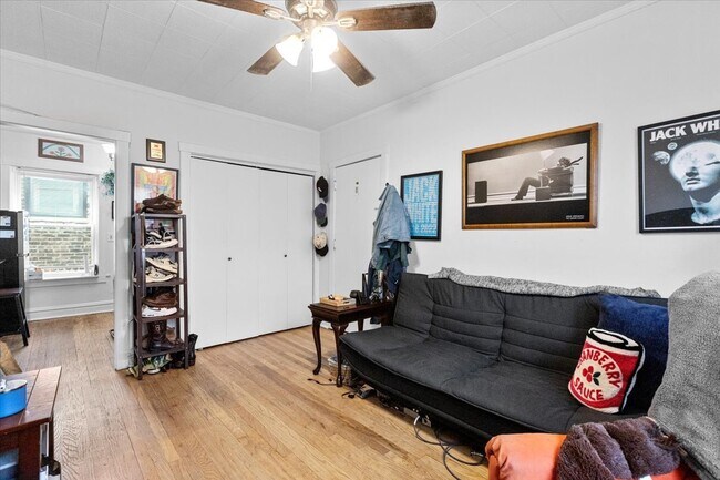 Building Photo - 652 W Oakdale Ave