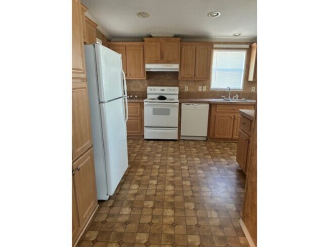 Building Photo - Rent now!!!3 bedroom home with Shack, Corn...