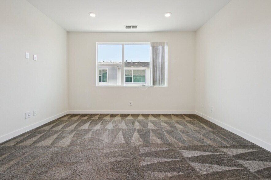 Building Photo - 275 Carmona