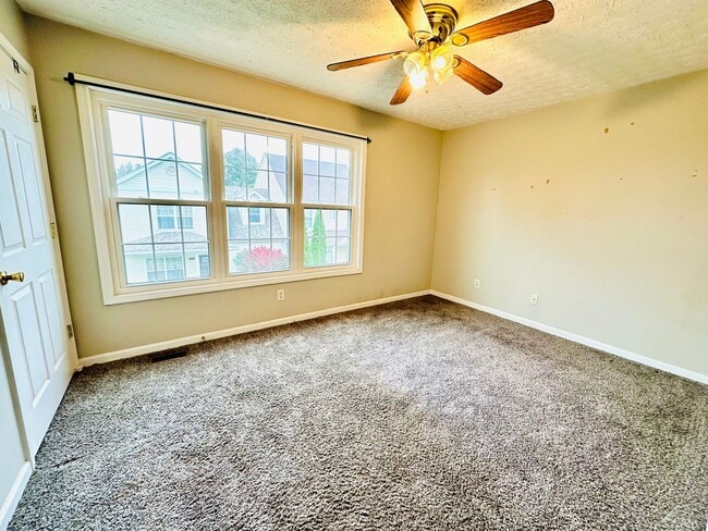 Building Photo - Updated 2 story townhome in Park Duvalle- ...