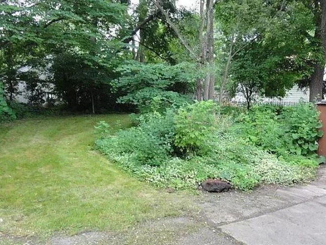 Building Photo - 613 St Charles Rd