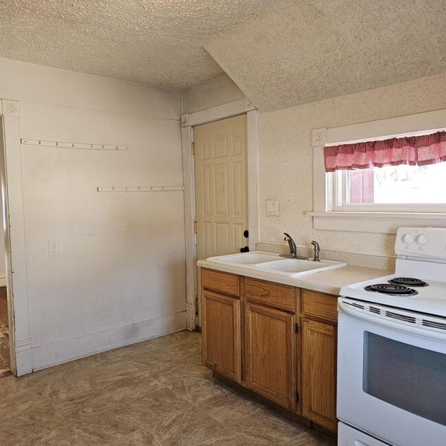 Building Photo - 208 W 3rd Ave