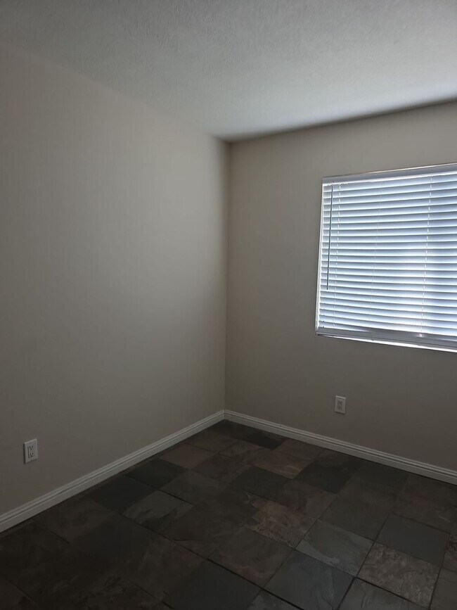 Building Photo - Spacious 2 Bed / 2 Bath Condo in San Berna...