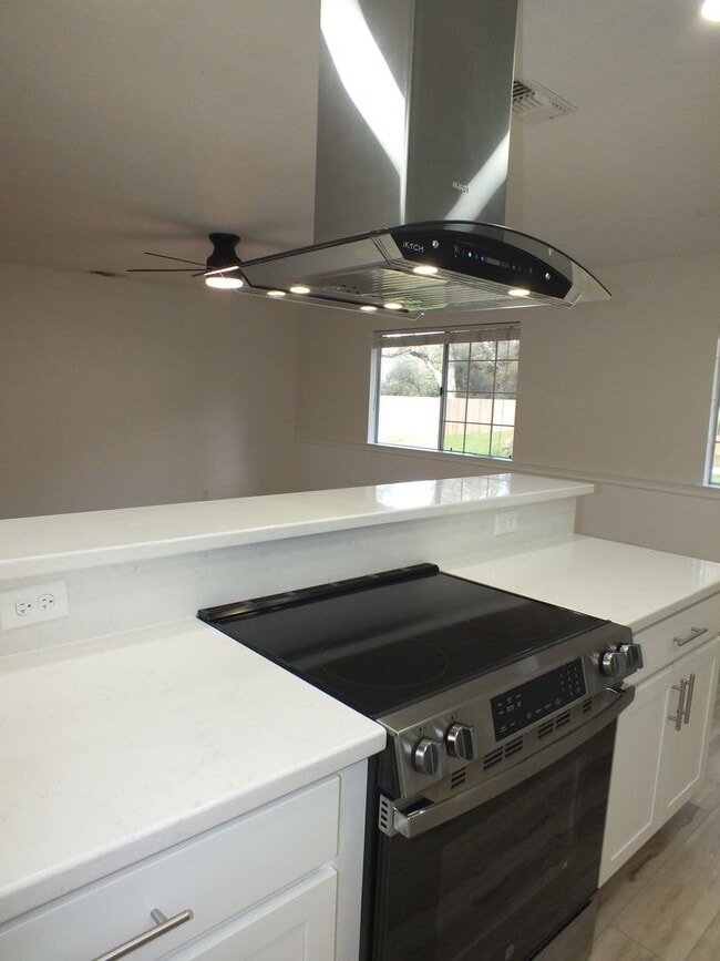 Building Photo - 2/1 1200 sf Rescue retreat - water included!