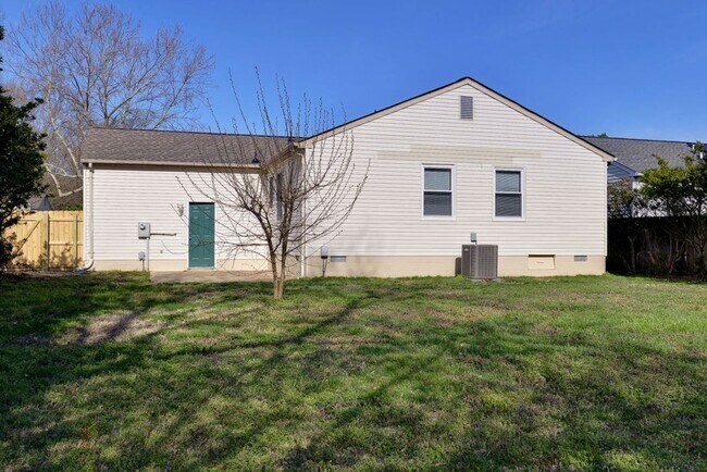 Building Photo - 910 Charlotte Dr