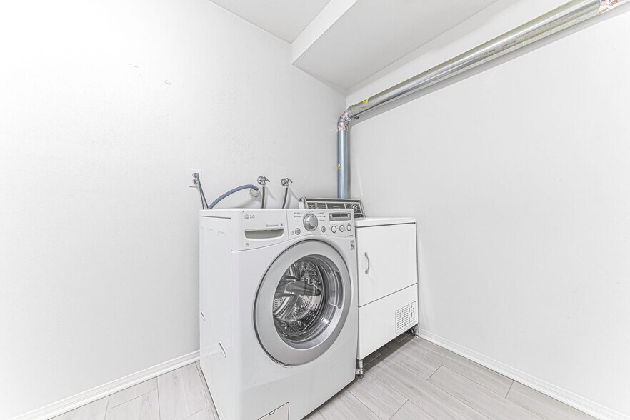 Building Photo - 402 California St