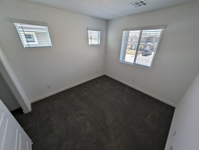 Building Photo - 484 Golden Myna Ave