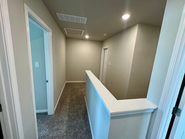 Building Photo - Stunning 4x2.5 Luxury Duplex in Buda, TX!