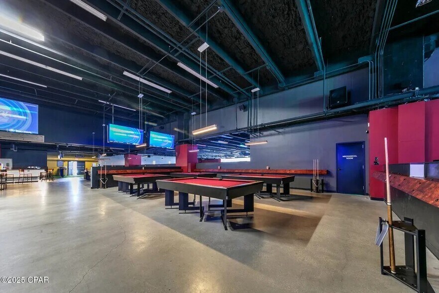 810 Entertainment in the resort - 9860 S Thomas Dr