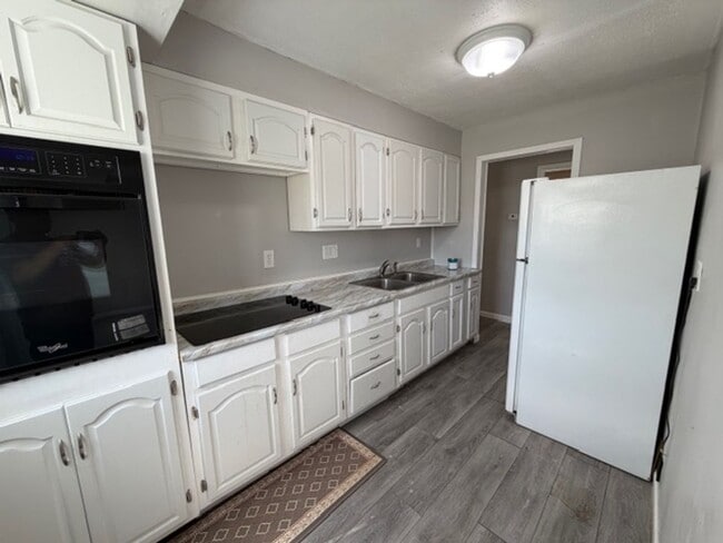 Building Photo - Lovely 3 Bedroom / 1 Bath for Rent - Section 8 Welcome