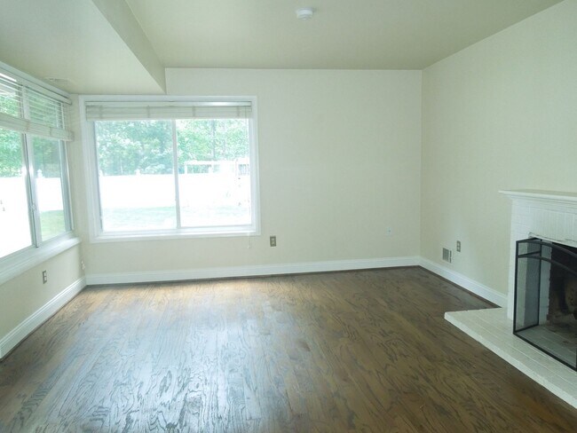 Building Photo - 7 Biscayne Pl