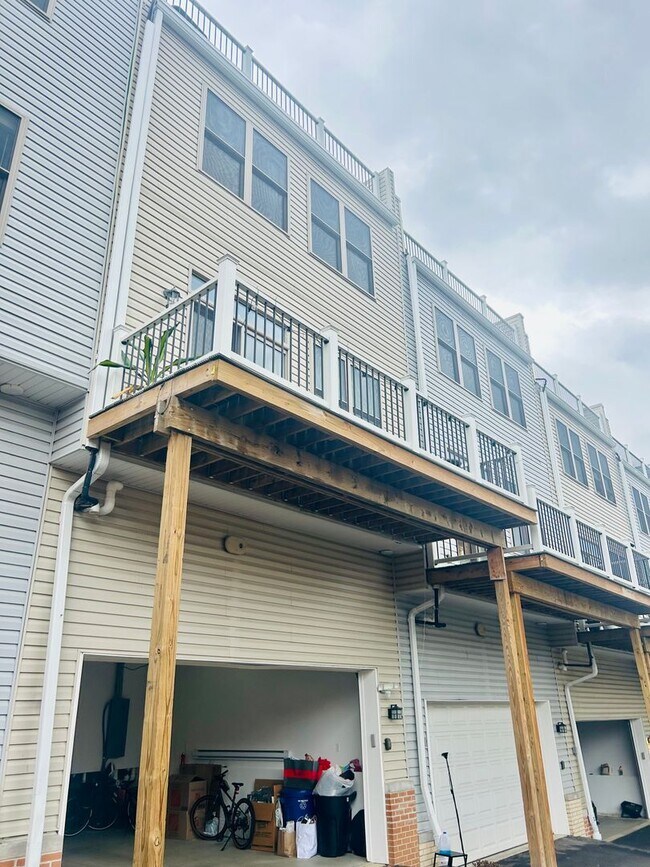 Building Photo - Available Now! 4 Bedroom 3.5 Bath Townhome...