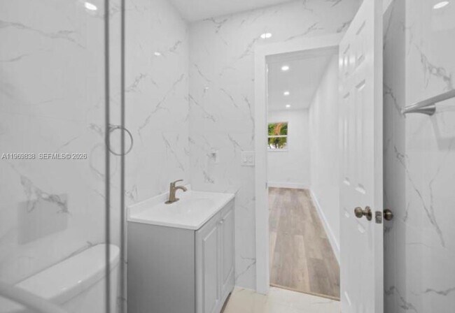 Building Photo - 816 N Golf Dr