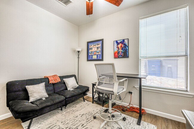 Building Photo - Beautiful Westside home FURNISHED with 4 b...