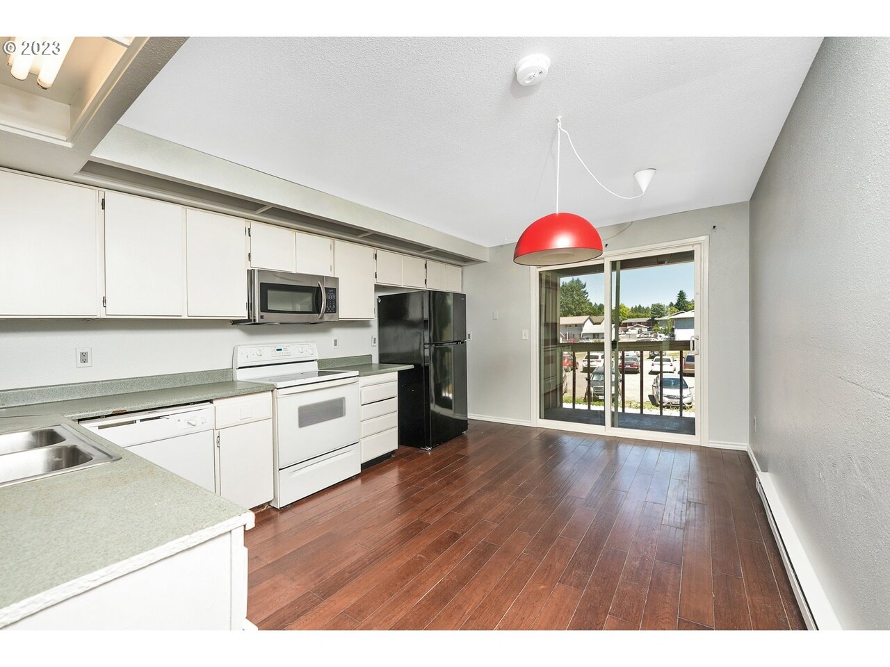 Building Photo - 1470 SE Walnut St