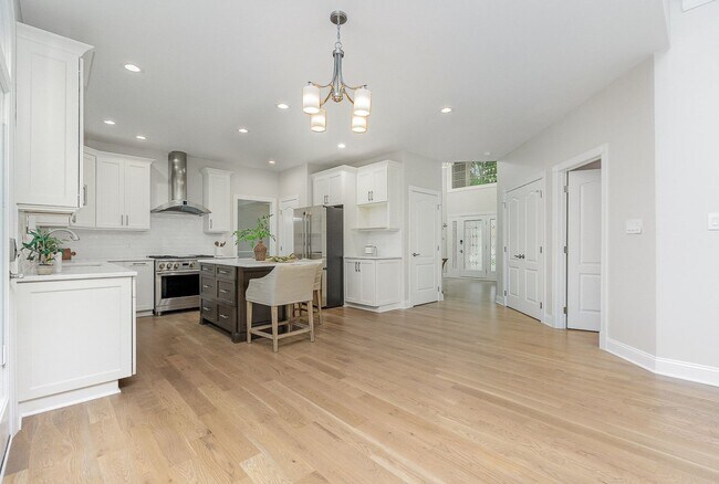 Building Photo - Stylish Renovation with Golf Course Views in a Prime Raleigh Location!