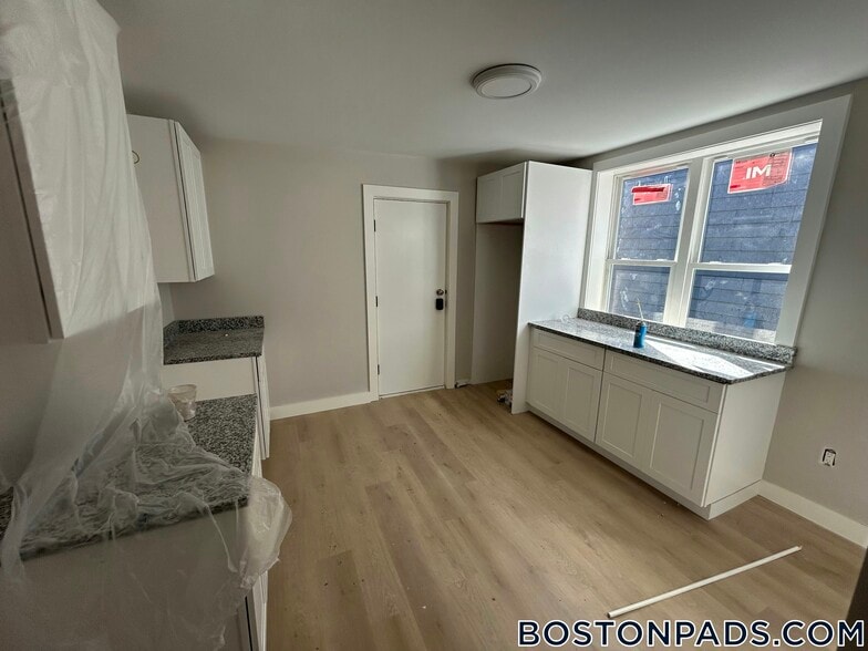 Building Photo - 225 E Eagle St