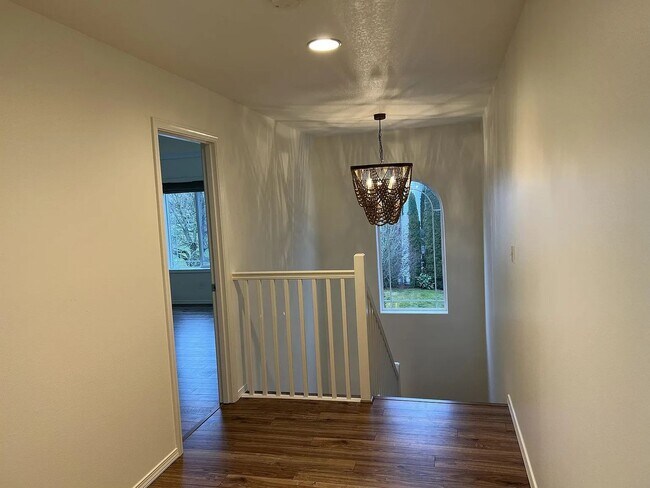 Building Photo - Enormous Tri-Level Townhome 2/2 w/Bonus Room Available Feb. 6th