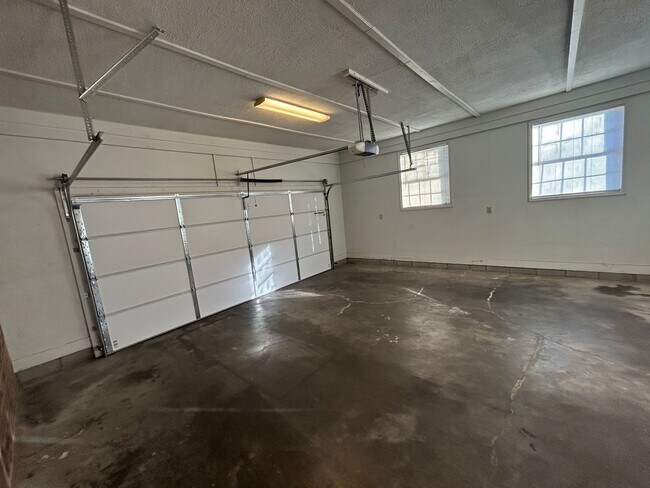 Building Photo - 3/2 One Level Home w/ Spacious, Level Lot!