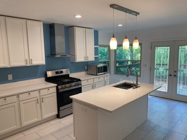 Building Photo - Stunning Executive Rental