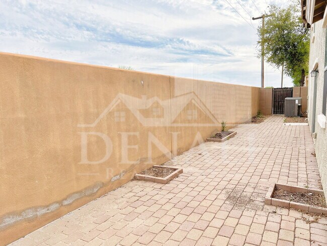 Building Photo - 113 E Palomino Dr