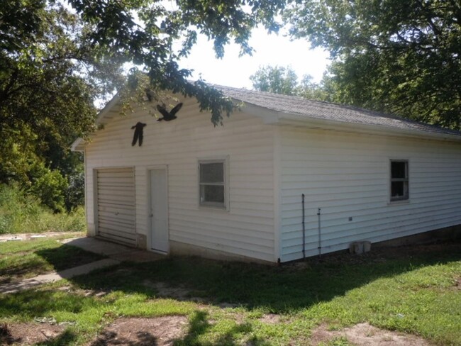 Building Photo - 4 Bedroom 3 Bath Home on Over an Acre!!