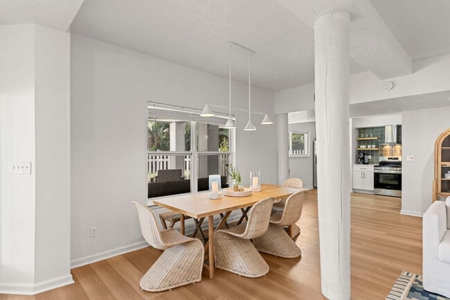 Building Photo - 169 Pompano St