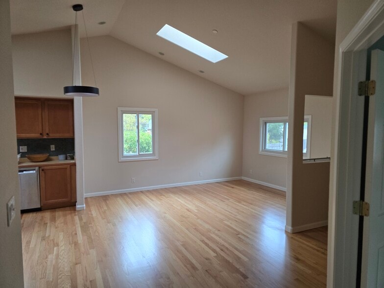 Building Photo - 667 Plum St