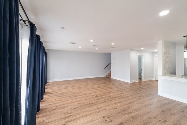 Building Photo - 3939 Knollcrest Dr