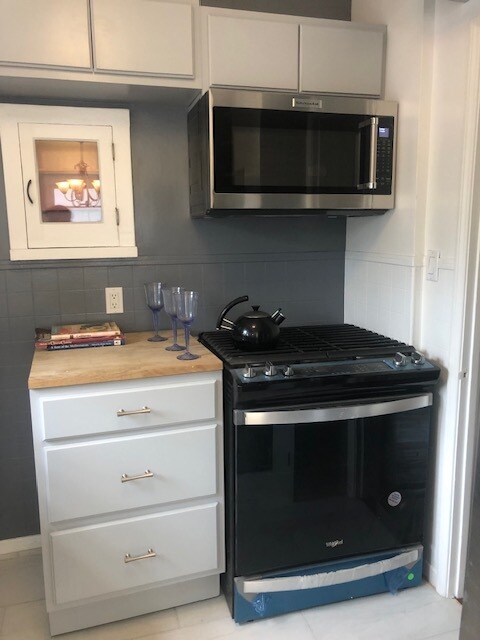 Brand new stove with air fryer and new microwave - 1444 Silver Lake Blvd