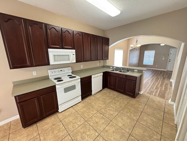 Building Photo - 5 Bedroom Townhome in Avalon Park! TESLA CHARGER INCLUDED!