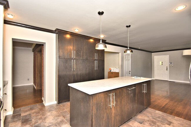 Building Photo - Remodeled bungalow in the heart of Mid-town