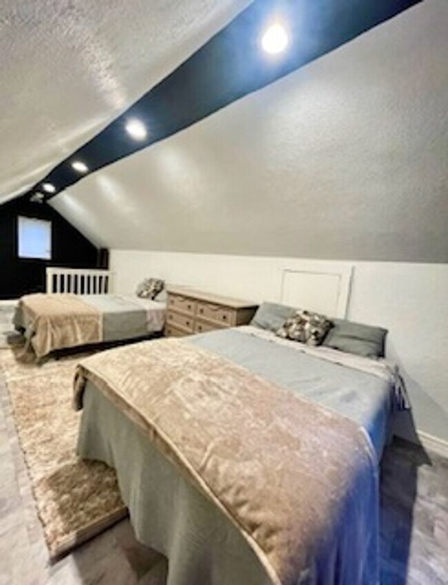 Building Photo - Charming 2BR Home with Vintage Style, Fenc...