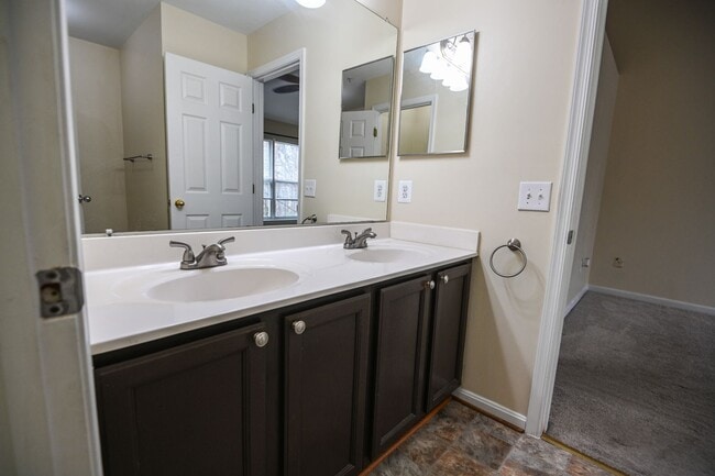 Building Photo - Seven Oaks Townhouse