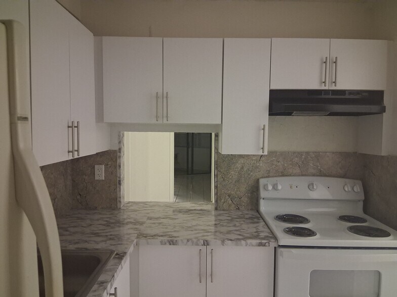 Building Photo - 1605 NE Miami Gardens Dr