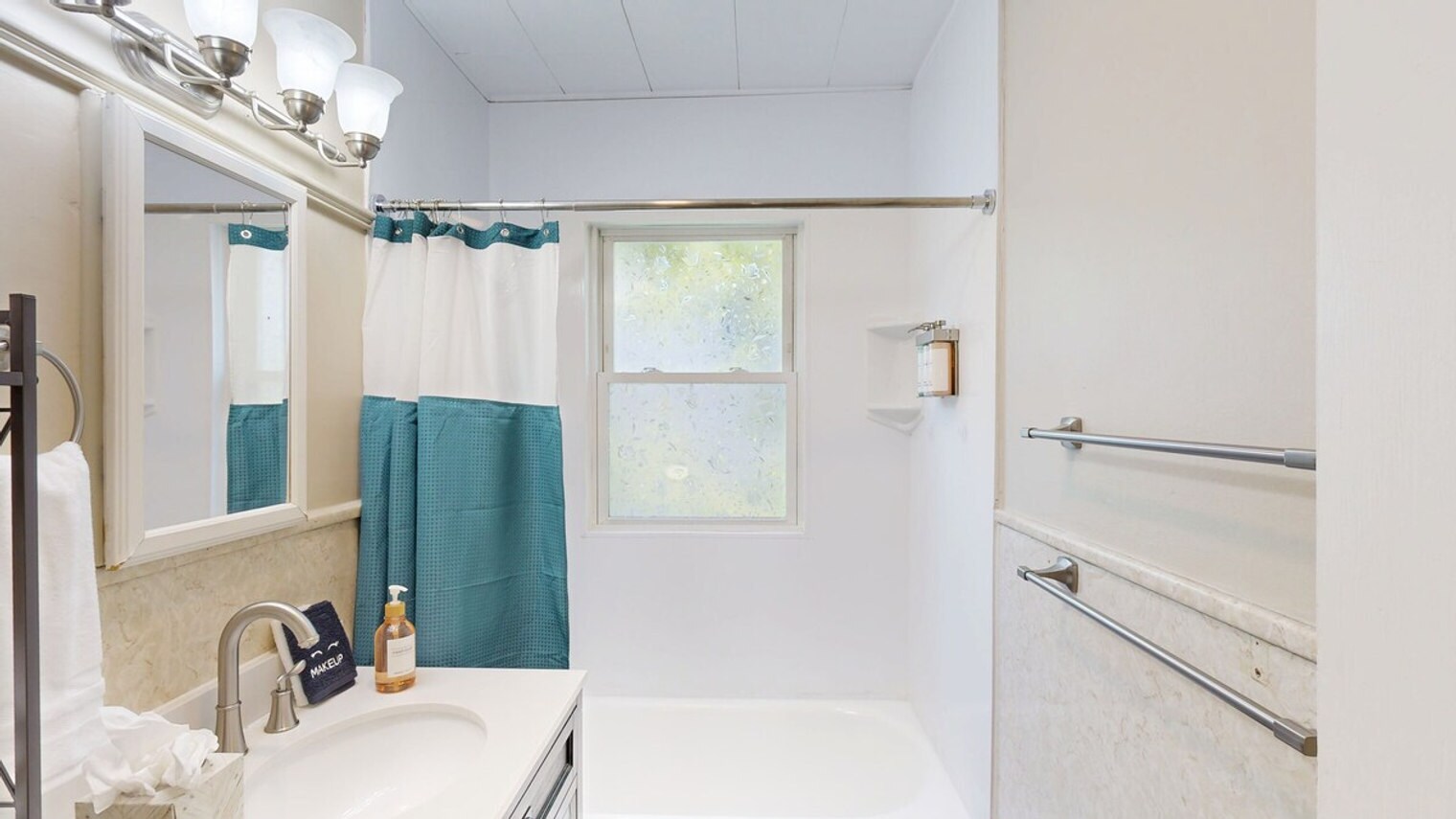 Building Photo - 128 1/2 Elm St