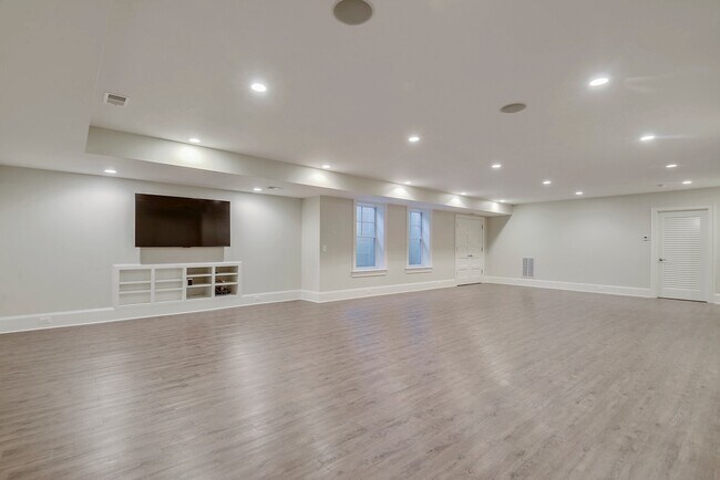 Building Photo - 5br Bethesda Home for Rent