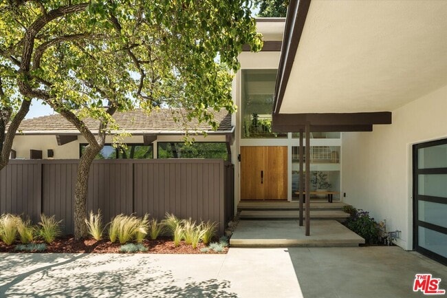 Building Photo - 2313 Banyan Dr