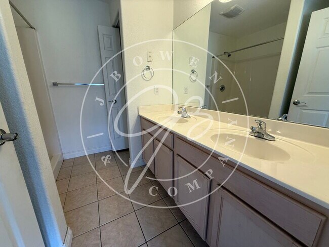 Building Photo - "Charming 2-Bed Condo with Fireplace & Scenic Views on Fox Cove Dr, Perrysburg!"