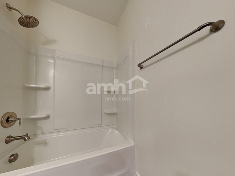 Building Photo - 553 Camp dr