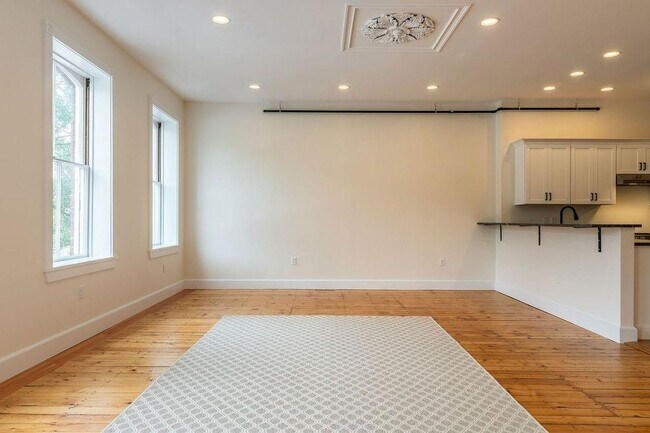 Building Photo - 21 Central St