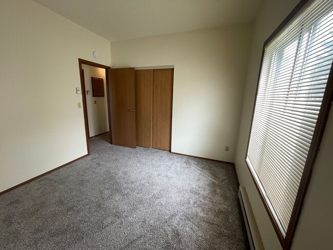 Building Photo - Spacious 3 bedroom, 1 bath Located in West Fargo.