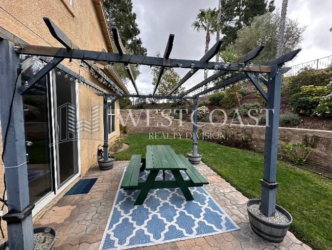 Building Photo - AVAILABLE NOW!!! 3 Bedroom 3 bath Private OASIS backyard in Vista, CA.