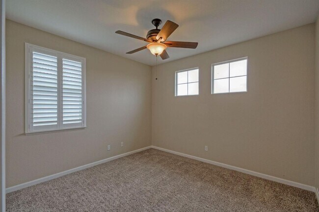 Building Photo - 4 Bedroom, 3 Bath - 3 Car Garage - Gorgeous!!!