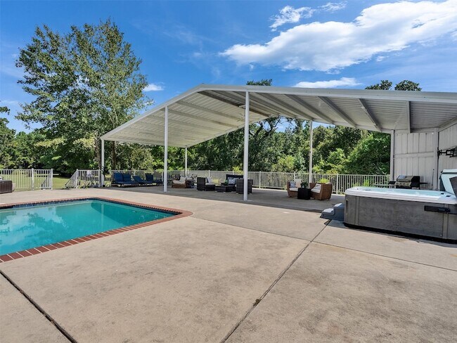 Building Photo - 8402 Matthews Ln