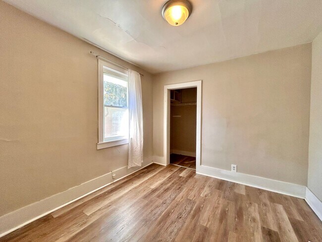 Building Photo - Grand 836/838